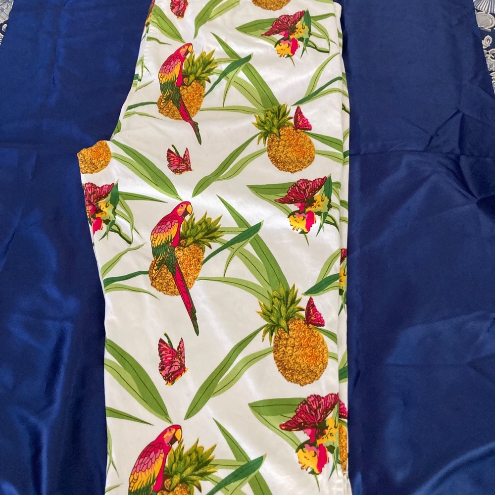 Ladies size 24W Bill Blass Tropical Print Capris